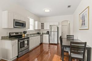 Pristine and comfy Mid-City 2BD 1BA