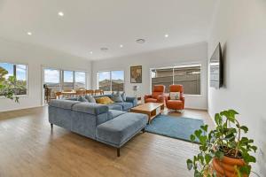 White Haven - Luxe Abode, Firepit, Mountain Views