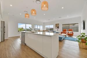 White Haven - Luxe Abode, Firepit, Mountain Views