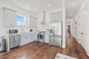 Luxury 4BD with Pool and off street parking