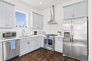 Luxury 4BD with Pool and off street parking