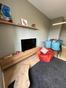 Urban Charm Apt With Jacuzzi