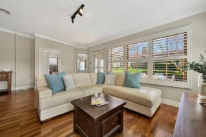 Heritage Charm on Hill - Tree-Lined Walk to Town