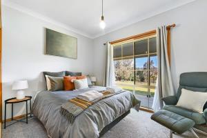 Highfields - Rural Entertainer with Valley Views