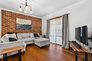 Highfields - Rural Entertainer with Valley Views