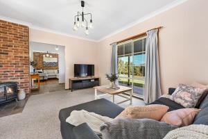 Highfields - Rural Entertainer with Valley Views