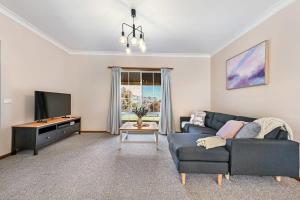 Highfields - Rural Entertainer with Valley Views