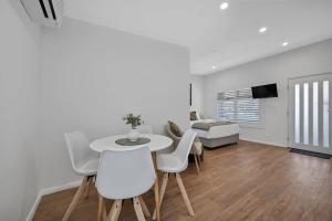 The Elm Apartments - The Gold Room