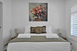 The Elm Apartments - The Gold Room