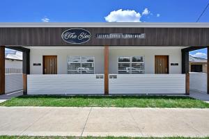 The Elm Apartments - The Gold Room