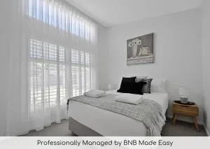 The Elm Apartments - The Black & White Room - Canowindra