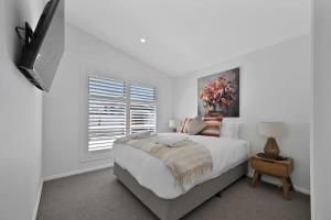 The Elm Apartments - The Orange Room