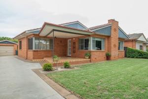 Roycox Cottage - Charming Escape, Fireplace
