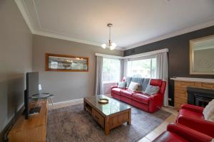 Roycox Cottage - Charming Escape, Fireplace