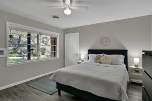 The Huge Home I Next 2 SHSU I Sleeps 16 I PingPong