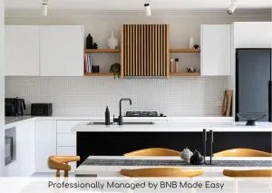 Artful Abode - Duntryleague, Vibrant Decor - Canowindra