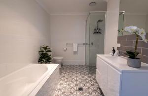 Luxury on Lesmurdie - Close to Zoo & Golf Club