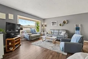 Bahama Breeze I Hot Tub I Pool I 5 Bedroom - Drumheller