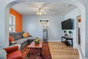 Dino Cave l Walk to Downtown l Fire Pit & BBQ I TV - Grainger