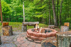 Cabin w hot tub & kayaks by river