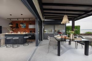 NEW Luxury Feel Good House by the Sea