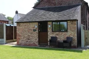Malthouse Farm Cottage Studio - Caverswall
