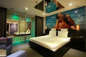 Motel Confidence - 毛阿