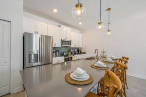 Families Deluxe Dream Vacation 10 min from Disney