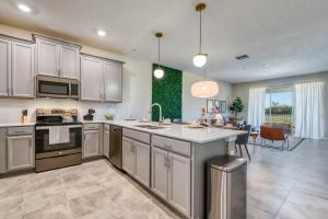 Chic 3BR Modern Condo Spacious & Mickey-Themed