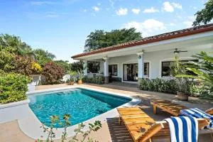 Brand New 4 bedroom house with pool - Ideal for families - Chorro