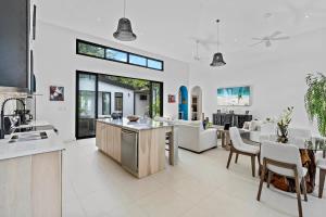 Modern Garden Villa with Private Pool, Outdoor Kitchen & Separate Casita Near Playa Potrero