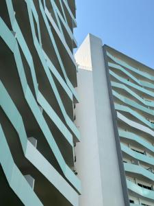 Nice one BR condo free pool in Commonwealth QC