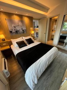 Nice one BR condo free pool in Commonwealth QC