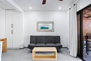 Modern Split-Level 2-Bedroom Condo with Pools, Terrace & Easy Beach Access