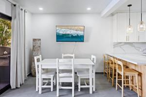 Modern Split-Level 2-Bedroom Condo with Pools, Terrace & Easy Beach Access