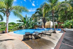 Modern Split-Level 2-Bedroom Condo with Pools, Terrace & Easy Beach Access