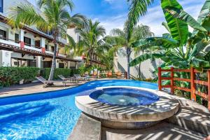 Modern Split-Level 2-Bedroom Condo with Pools, Terrace & Easy Beach Access