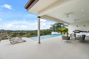 Mountaintop 4-Bedroom with Pool Huge Views