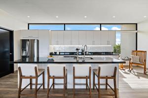 Mountaintop 4-Bedroom with Pool Huge Views