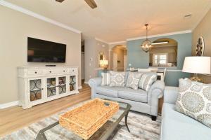 Lakefront Luxury 15000sf Pool in Amazing Location