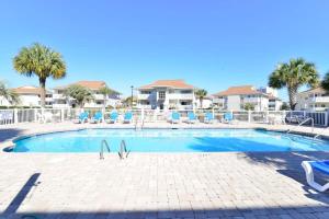 Shorehaven Lakefront & Steps to Beach w Pool and Grill