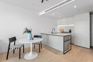 Sleek City Living: 1BR Retreat Apt CBD Wi-Fi Yoga