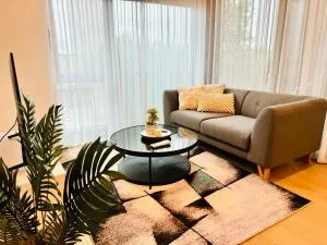 Chic 1BR Apt Urban Retreat Pool Parking Gym - Doncaster