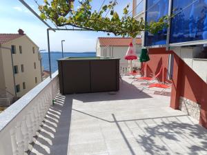 Seaside apartments with a swimming pool Businci, Ciovo - 11232