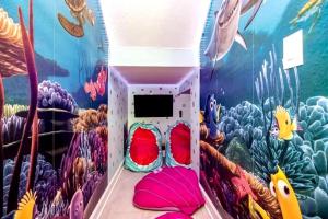 Luxury 9 Bed villa Jungle bedroom w slide gameroom