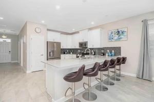 Luxury 9 Bed villa Jungle bedroom w slide gameroom