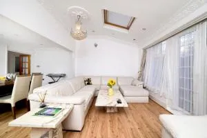 Chic 3BR Home - Eats and Sights Closeby - 新莫尔登