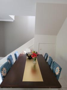 Holiday Style A downstairs room in Springwood Qld