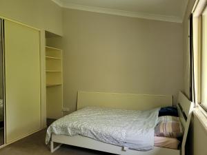 Holiday Style A downstairs room in Springwood Qld