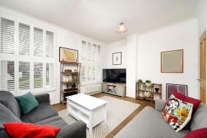 Chic and comfortable London 2BR home